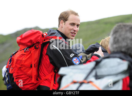 Le Prince William, le patron de l'organisme de bienfaisance Centerpoint et du sauvetage de montagne en Angleterre et au pays de Galles avec un groupe de jeunes sans abri aidés par Centerpoint lors d'une promenade en chute à Cumbria aujourd'hui accompagné de bénévoles du service de sauvetage de montagne. Banque D'Images