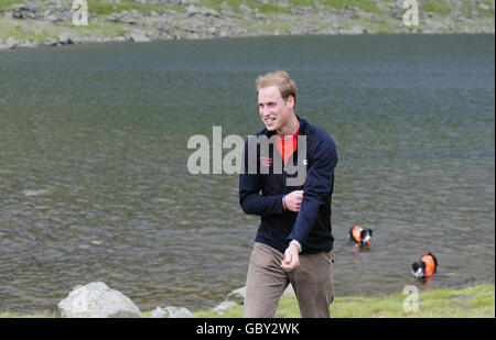 Le Prince William, le patron de l'organisme de bienfaisance Centerpoint et du sauvetage de montagne en Angleterre et au pays de Galles avec un groupe de jeunes sans abri aidés par Centerpoint lors d'une promenade en chute à Cumbria aujourd'hui accompagné de bénévoles du service de sauvetage de montagne. Banque D'Images