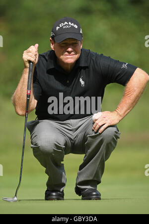 Tom Watson des États-Unis a créé un putt lors de la deuxième partie de l'Open senior Mastercard au Sunningdale Golf Club, Berkshire. Banque D'Images