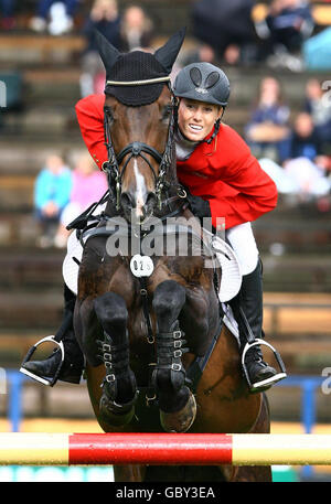 La circonscription de Janne-Friederike Mayer en Allemagne, Cellagon Lambrasco, mène son pays à la victoire lors du 2e tour de la coupe des nations Meydan FEI de Grande-Bretagne au spectacle équestre international royal de Longines à Hickstead, dans le Sussex occidental. Banque D'Images