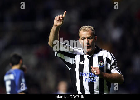 Alan Shearer, de Newcastle United, célèbre le but d'ouverture contre lequel il a été score Dinamo Tbilissi Banque D'Images
