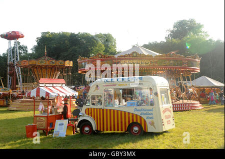 Météo d'été - Festival Womad 2009 - Wiltshire.Vue générale d'un ancien parc d'expositions au festival Womad à Charlton Park, Wiltshire. Banque D'Images