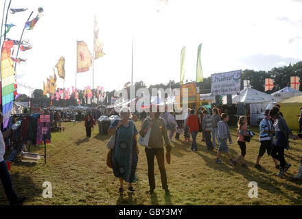 Vue générale des festivaliers au festival Womad à Charlton Park, Wiltshire. Banque D'Images