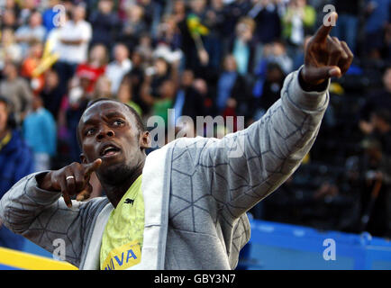 Usain Bolt de la Jamaïque célèbre sa victoire lors de la finale de 100 m lors du Grand Prix de Londres d'Aviva au Crystal Palace National Sports Center, Londres. Banque D'Images