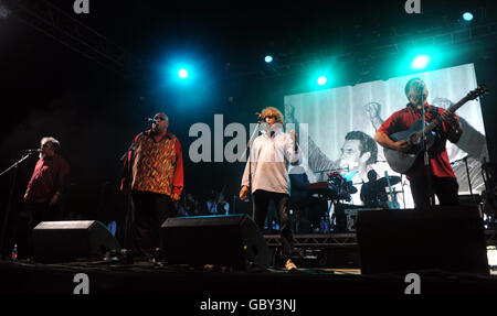 Le Black Arm Band d'Australie se déroule dans la tente Siam pendant le festival Womad à Charlton Park, dans le Wiltshire. Banque D'Images