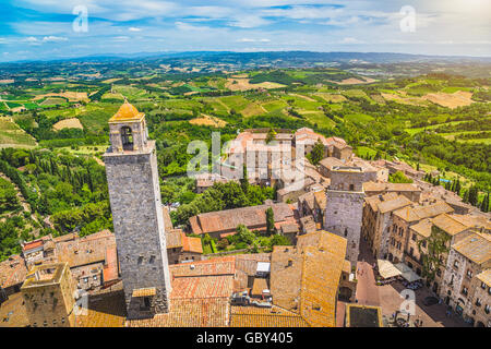 Grand angle de vue aérienne de la ville historique de San Gimignano avec campagne Toscane sur une journée ensoleillée, Toscane, Italie Banque D'Images