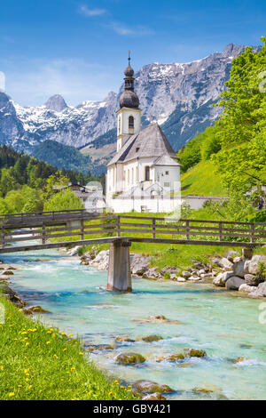 Paysage de montagne pittoresque dans les Alpes bavaroises avec célèbre église paroissiale de Saint Sébastien dans le village de Ramsau au printemps Banque D'Images