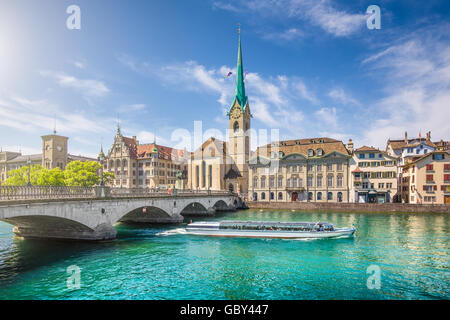 Centre historique de la ville de Zurich avec célèbre église Fraumunster et bateau d'excursion sur la rivière Limmat, Canton de Zurich, Suisse Banque D'Images