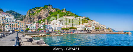 Vue panoramique sur la ville historique d'Amalfi à la célèbre côte amalfitaine avec Golfe de Salerne en été, Campanie, Italie Banque D'Images