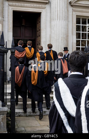 Les diplômés de Robinson College, Université de Cambridge, en entrant dans la chambre du Sénat pour leur cérémonie de remise de diplômes. 25 Juin 2016 Banque D'Images