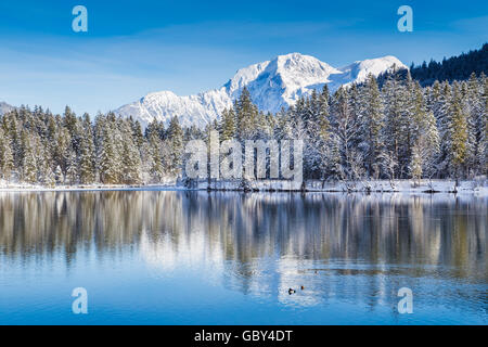 Winter Wonderland idyllique avec Crystal Clear Mountain Lake dans les Alpes par une froide journée ensoleillée Banque D'Images