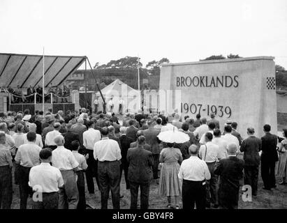 Un mémorial de 31 pieds de long à Brooklands comme centre de course automobile après son dévoilement à Brooklands par Lord Brabazon à l'occasion de l'anniversaire du Jubilé d'or de la première réunion sur la piste le 6 juillet 1907. Lord Brabazon était l'un des concurrents de la première course. Banque D'Images