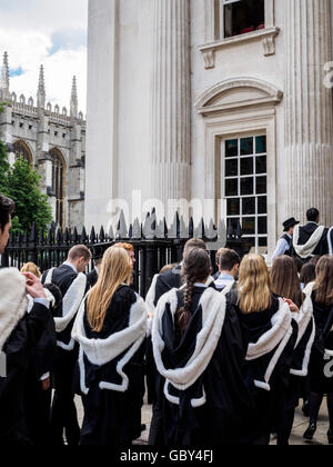 Les diplômés de Robinson College, Université de Cambridge, en entrant dans la chambre du Sénat pour leur cérémonie de remise de diplômes. 25 Juin 2016 Banque D'Images