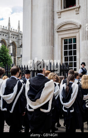 Les diplômés de Robinson College, Université de Cambridge, en entrant dans la chambre du Sénat pour leur cérémonie de remise de diplômes. 25 Juin 2016 Banque D'Images