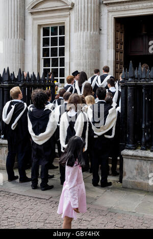 L'enfant a en tant que diplômés de l'Université de Cambridge entrez le Sénat Chambre pour leur cérémonie de remise de diplômes. 25 Juin 2016 Banque D'Images