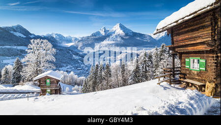 Vue panoramique de beaux paysages de montagne paysage hivernal dans les Alpes avec chalets de montagne traditionnels par une froide journée ensoleillée Banque D'Images