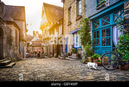 Vieille ville enchanteresse en Europe au coucher du soleil avec retro vintage effet du filtre Banque D'Images