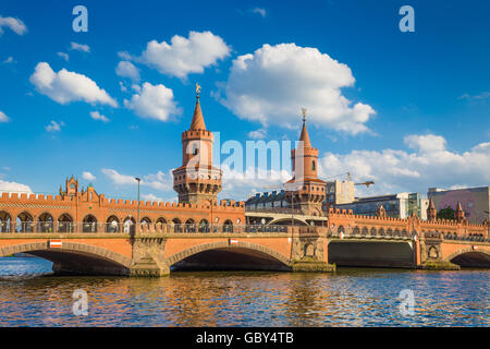 Célèbre Oberbaum Bridge traversant la rivière Spree sur une journée ensoleillée avec ciel bleu et nuages en été, Berlin, Allemagne Banque D'Images