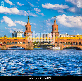 Célèbre Oberbaum Bridge traversant la rivière Spree sur une journée ensoleillée avec ciel bleu et nuages en été, Berlin, Allemagne Banque D'Images