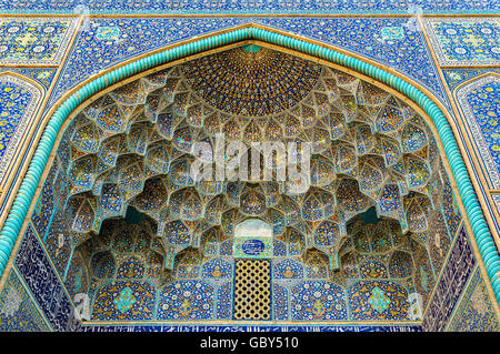 Détails de cheikh Lotfollah mosquée à Isfahan, Iran Banque D'Images