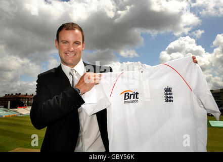 Le capitaine d'Angleterre Andrew Strauss pose pour les médias alors que la BCE annonce Brit Insurance comme le nouveau sponsor de l'équipe à la suite d'une conférence de presse à l'Oval, Londres. Banque D'Images