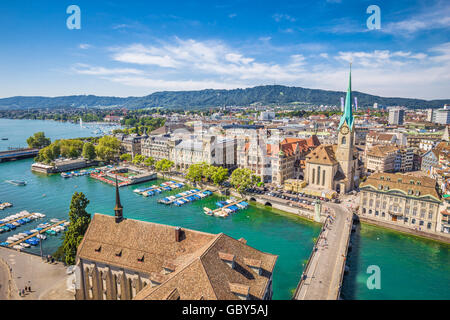 Vue aérienne du centre-ville de Zurich avec célèbre église Fraumunster et rivière Limmat au lac de Zurich de Grossmunster, Suisse Banque D'Images