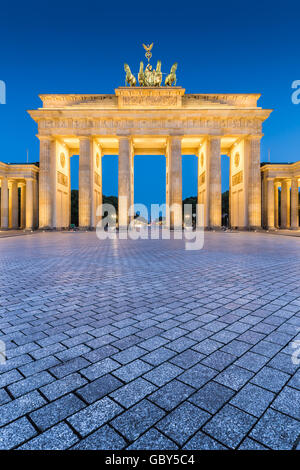 Classic vue verticale de la célèbre Porte de Brandebourg dans le crépuscule, au centre de Berlin, Allemagne Banque D'Images