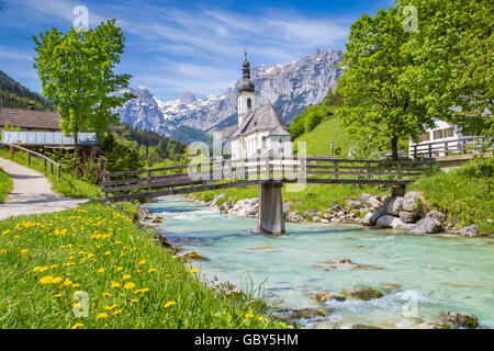 Paysage de montagne pittoresque dans les Alpes bavaroises avec célèbre église paroissiale de Saint Sébastien dans le village de Ramsau au printemps Banque D'Images