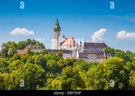 La vue classique du célèbre Andechs Abbaye au sommet d'une colline en été, district de Munich, Haute-Bavière, Allemagne Banque D'Images