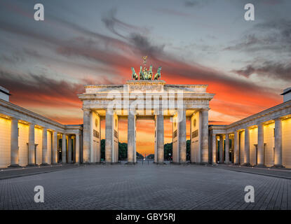 L'affichage classique de la célèbre Porte de Brandebourg dans le crépuscule, au centre de Berlin, Allemagne Banque D'Images
