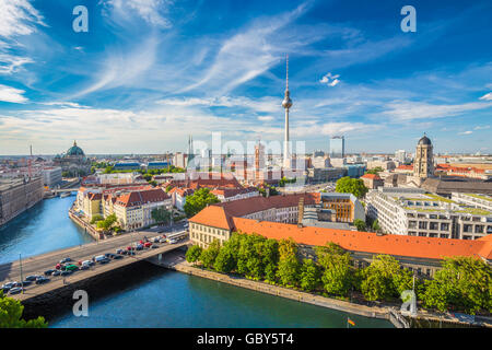 Vue aérienne de toits de Berlin avec célèbre tour de la télévision et de la rivière Spree en été, Allemagne Banque D'Images