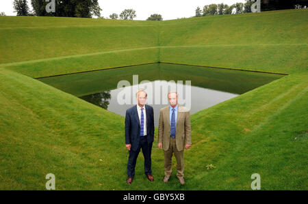 Le duc de Buckleuch (à droite) et le paysagiste Kim Wilkie aux jardins, intitulé Orpheus, dans le domaine de Boughton Estate à Weekley, dans le Northamptonshire. Banque D'Images
