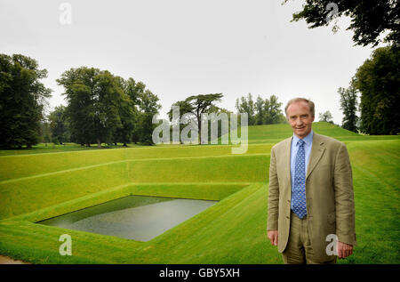 Le duc de Buccleuch étudie le nouveau paysage, appelé Orpheus, dans le domaine de Boughton Estate à Weekley, dans le Northamptonshire. Banque D'Images