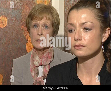 Capture vidéo de Hailey Williams (à droite) et Helen MacLachlan (à gauche) lors d'une conférence de presse à Londres, pour les familles d'otages détenues en Irak. Banque D'Images