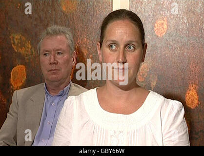 Capture vidéo (de gauche à droite) de Francis Sweeney et de Roseleen McMenemy lors d'une conférence de presse à Londres, pour les familles d'otages détenues en Irak. Banque D'Images