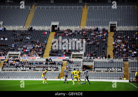 Football - pré-saison amical - Newcastle United / Leeds United - St James Park.Une vue sur l'action et la foule pendant le match d'avant-saison à St James' Park, Newcastle. Banque D'Images