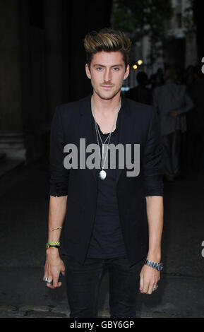 Partie de lancement de la combinaison singulière d'Esquire - Londres.Henry Holland arrive à l'Esquire singulier suit Launch Party à Somerset House, à Londres. Banque D'Images