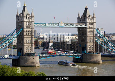 Un London Riverbus à tour de Londres Banque D'Images