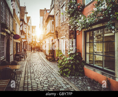 Vieille ville enchanteresse en Europe dans la belle lumière du soir d'or au coucher du soleil en été avec retro vintage style Instagram et filtre effet lens flare Banque D'Images