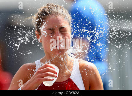 Sophie Coleman, en Grande-Bretagne, jette une tasse d'eau sur son visage lors de la course Women's Elite lors du triathlon Mazda de Londres, au centre Excel à Docklands, dans l'est de Londres. Banque D'Images