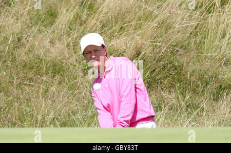 Le Catriona Matthew, en Écosse, passe sur le troisième green lors de l'Open britannique féminin de Royal Lytham et du parcours de golf de St Anne, Blackpool. Banque D'Images