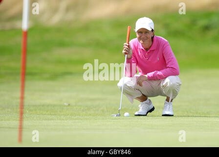 Le Catriona Matthew d'Écosse fait la queue sur le deuxième green lors de l'Open britannique féminin de Royal Lytham et du parcours de golf St Anne de Blackpool. Banque D'Images