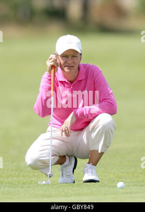 Le Catriona Matthew d'Écosse fait la queue sur le deuxième green lors de l'Open britannique féminin de Royal Lytham et du parcours de golf St Anne de Blackpool. Banque D'Images