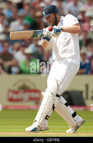 Cricket - les cendres 2009 - troisième test npower - quatrième jour - Angleterre / Australie - Edgbaston.Andrew Flintoff, en Angleterre, se batte lors du troisième test à Edgbaston, Birmingham. Banque D'Images