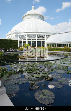 Enid A. Haupt Conservatory et l'étang de nénuphars, New York Botanical Garden, Bronx, NY Banque D'Images