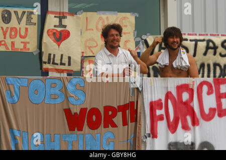 Les employés de Vestas, récemment licenciés, qui ont occupé l'usine de l'entreprise à Newport, sur l'île de Wight, se sont défertés devant des partisans qui attendent dans la rue. Banque D'Images