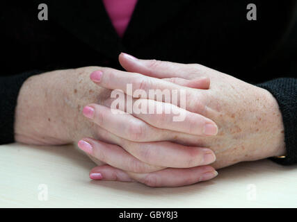 Les mains nouvellement décorées du chef adjoint du travail, Harriet Harman, lors d'une visite au club jeunesse de la vague à Dagenham, dans l'Essex. Banque D'Images