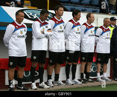 Owen Coyle, gérant de Burnley (2e à gauche), se trouve aux côtés de son équipe de l'arrière-salle, composée de Sandy Stewart (à gauche), Steve Davis, entraîneur de la première équipe (3e à gauche), Phil Hughes, entraîneur de gardien de but (3e à droite), L'entraîneur John Henry et l'homme de kit Daryl Bielby comme ils observent le silence de la minute en mémoire de Sir Bobby Robson Banque D'Images