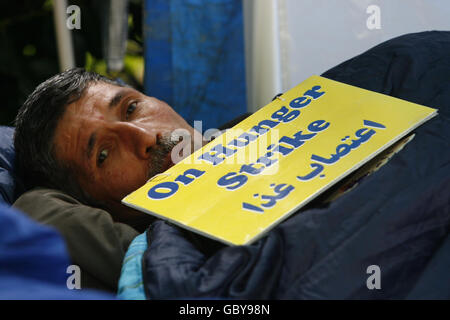 Jahamshah Jahamshari, un iranien vivant au Royaume-Uni, poursuit sa huitième journée de grève de la faim devant l'ambassade américaine dans le centre de Londres. Banque D'Images