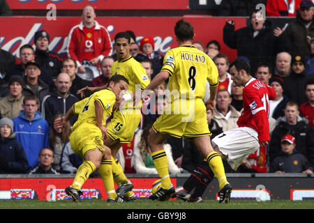 Soccer - FA Barclays Premiership - Manchester United contre Charlton Athletic.Ryan Giggs de Manchester United marque son but d'ouverture par un throng de défenseurs de Charlton Banque D'Images